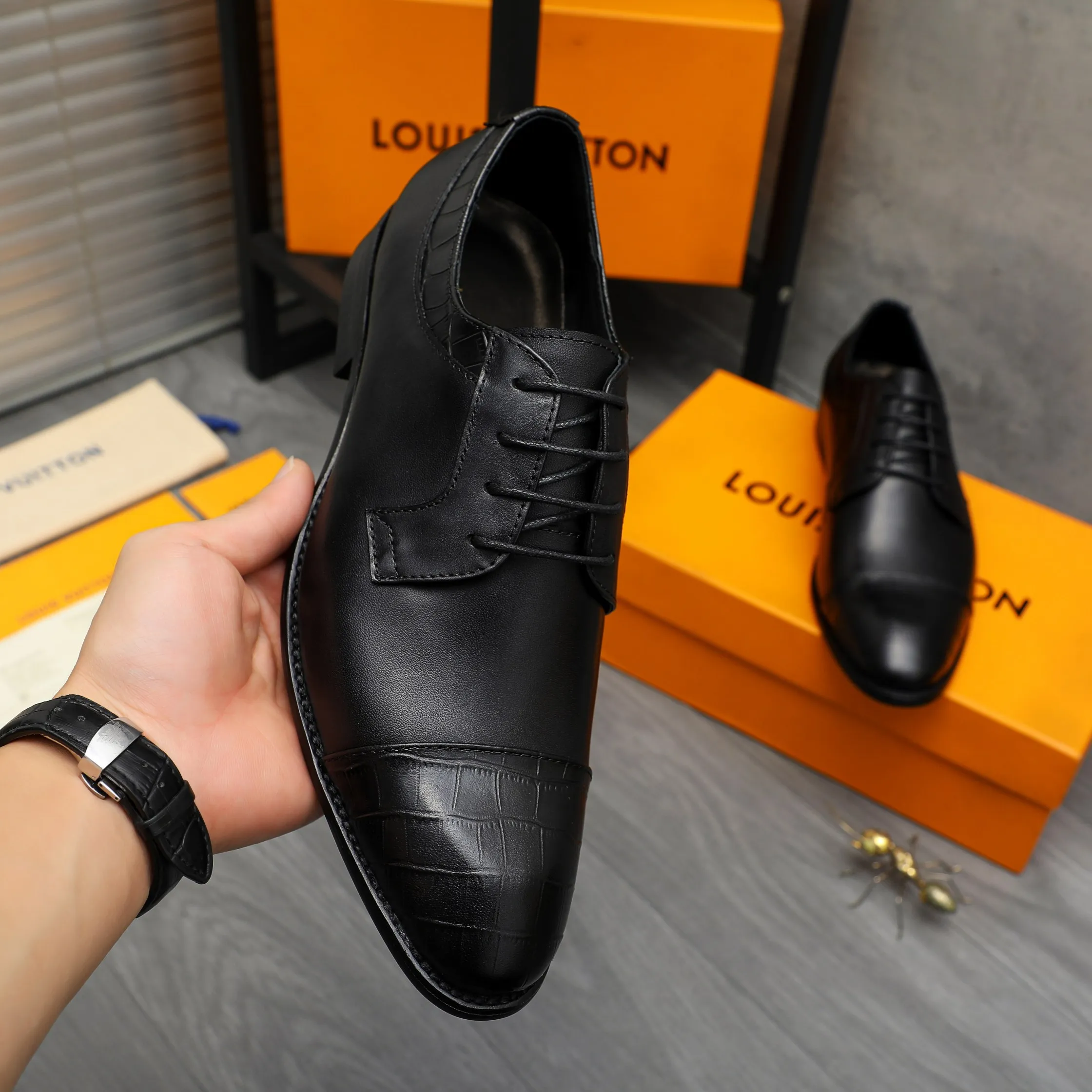 Men's shoes 💰p460 Product trademark: LV (Louis Vuitton) business lace-up leather shoes True size: 39-44 Product material: Selected high-quality cowhide stitched with stone pattern cowhide upper, cowhide lining, original rubber outsole